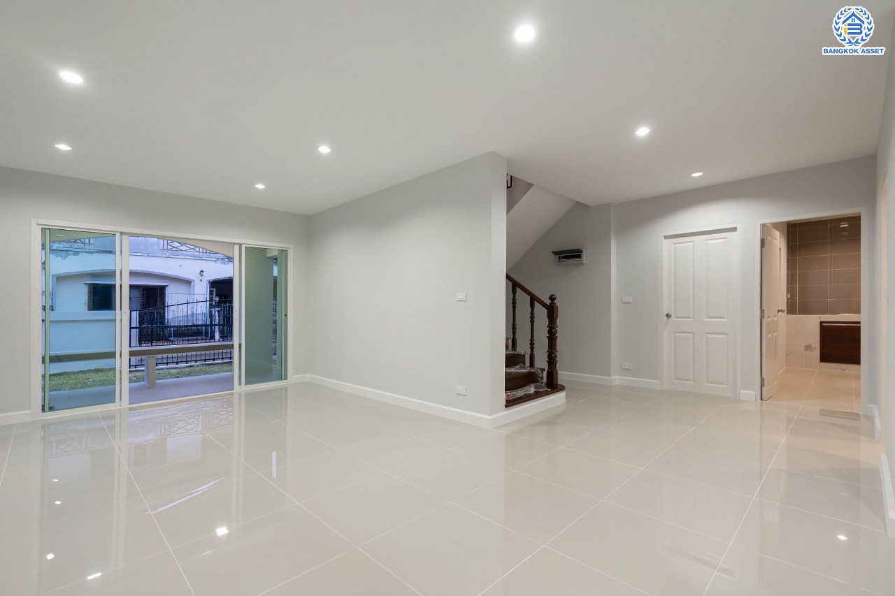 บ้านมือสองตกแต่งใหม่ ม.เพชรวัฒนะ เลียบคลองประปา บ้านเดี่ยวเนื้อที่ 50 ตร.ว. ฟังก์ชันพร้อม 3 ห้องนอน 3 ห้องน้ำ จอดรถได้ 2 คัน บนทำเลเชื่อมต่อแจ้งวัฒนะ, ถนนศรีสมาน, ถนนสรงประภา เดินทางสะดวก ใกล้ทางด่วน "อุตราภิมุข" และรถไฟฟ้าสายสีแดง "สถานีหลักสี่"